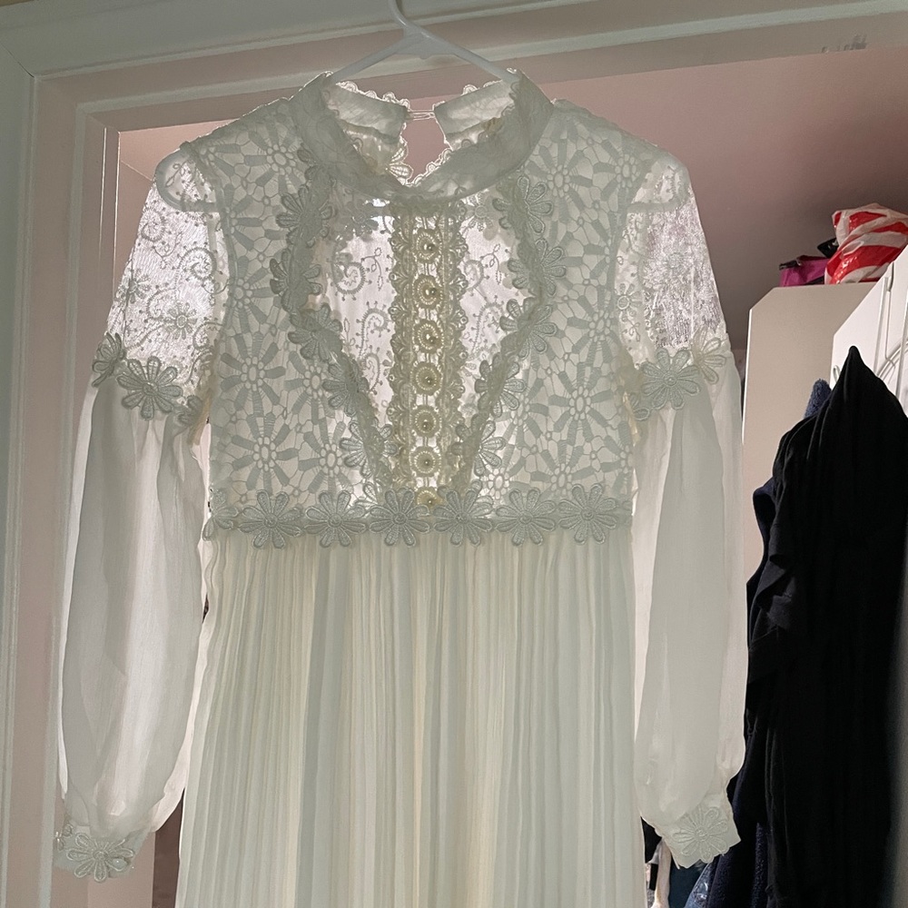 White/cream dress size 4/6ish